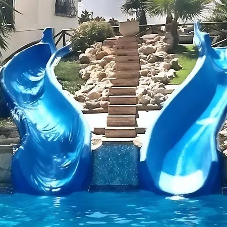 3 Minutes From The With Swimming Pools, Slides, And A Bar 아파트